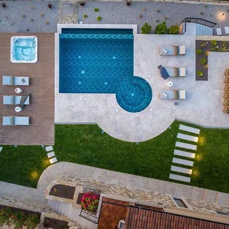 Clara By Villsy - Private Pool, Indoor Jacuzzi, Outdoor Jacuzzi, Sauna, Gym, Playroom * 모토분
