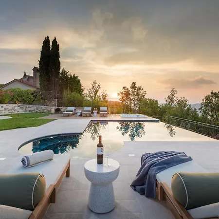 Clara By Villsy - Private Pool, Indoor Jacuzzi, Outdoor Jacuzzi, Sauna, Gym, Playroom 빌라 *