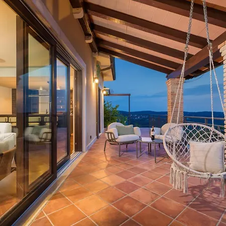 Clara By Villsy - Private Pool, Indoor Jacuzzi, Outdoor Jacuzzi, Sauna, Gym, Playroom
