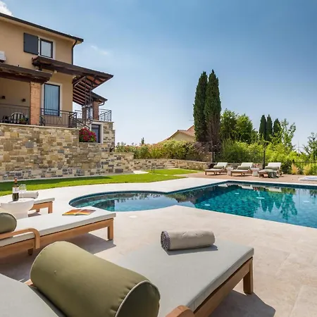 Clara By Villsy - Private Pool, Indoor Jacuzzi, Outdoor Jacuzzi, Sauna, Gym, Playroom *